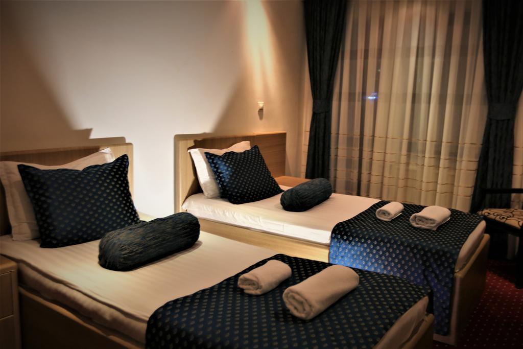 Hotel Pejton Prisztina Zewnętrze zdjęcie