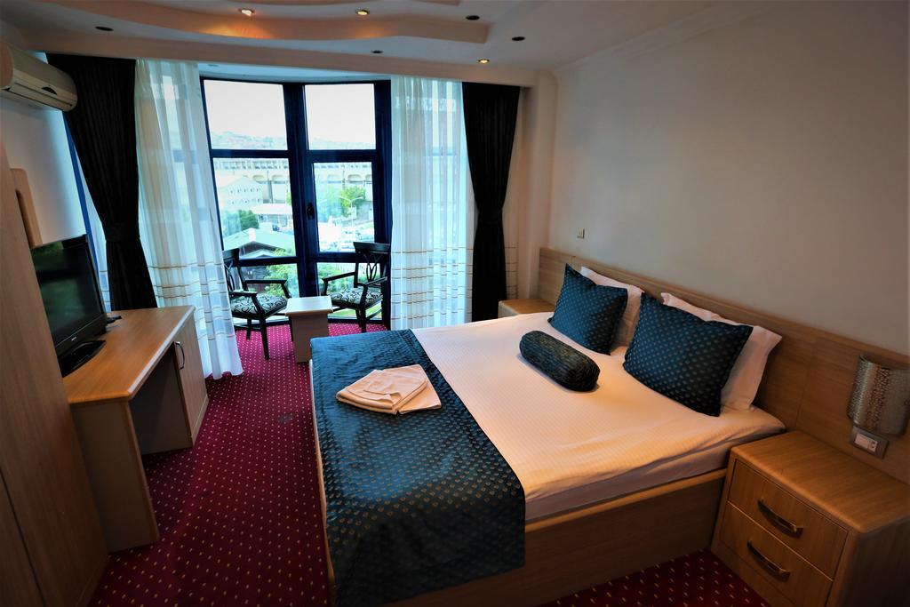 Hotel Pejton Prisztina Zewnętrze zdjęcie